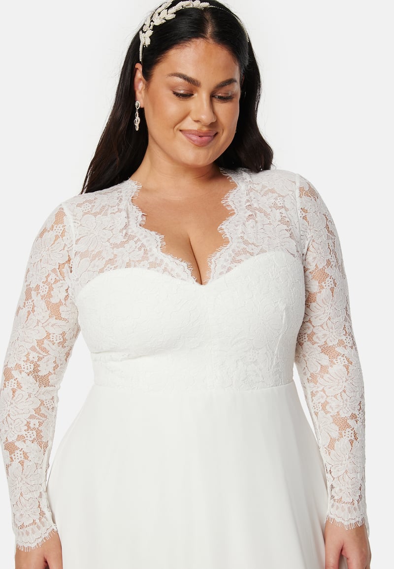 Bubbleroom Occasion Scallop V-Neck Lace Gown