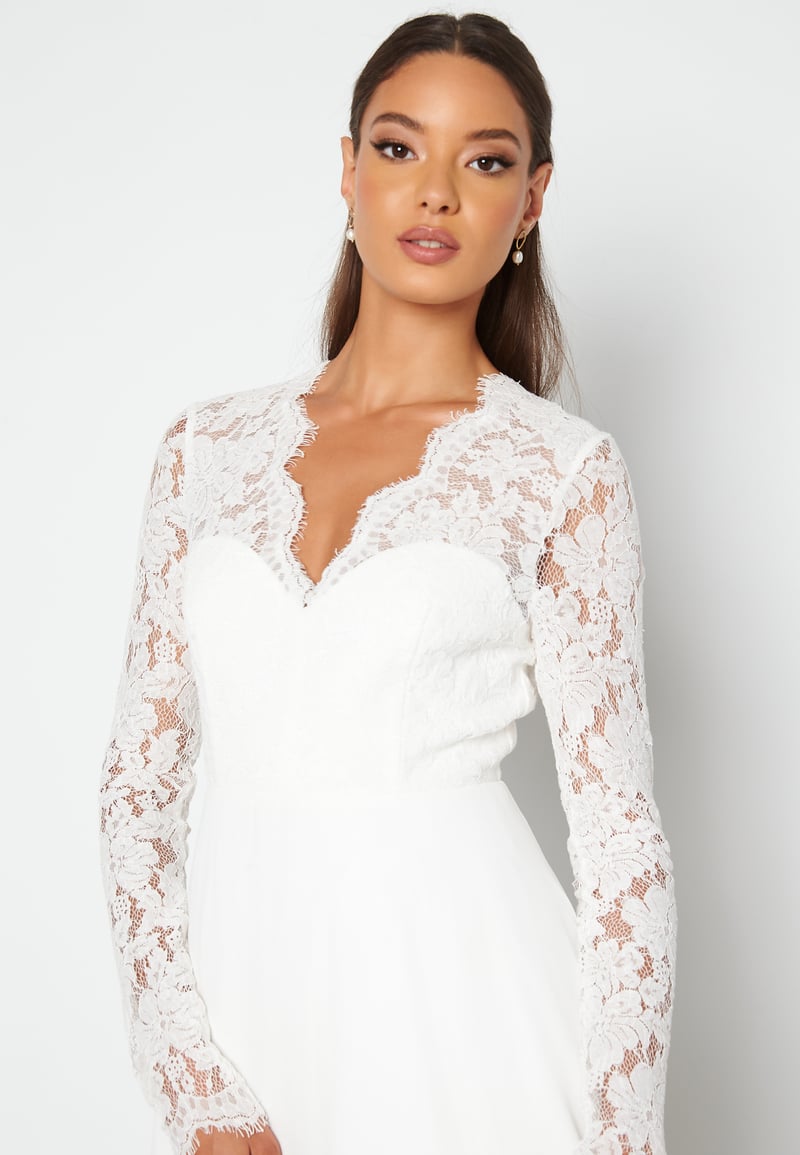 Bubbleroom Occasion Scallop V-Neck Lace Gown