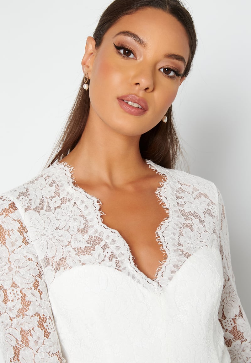 Bubbleroom Occasion Scallop V-Neck Lace Gown