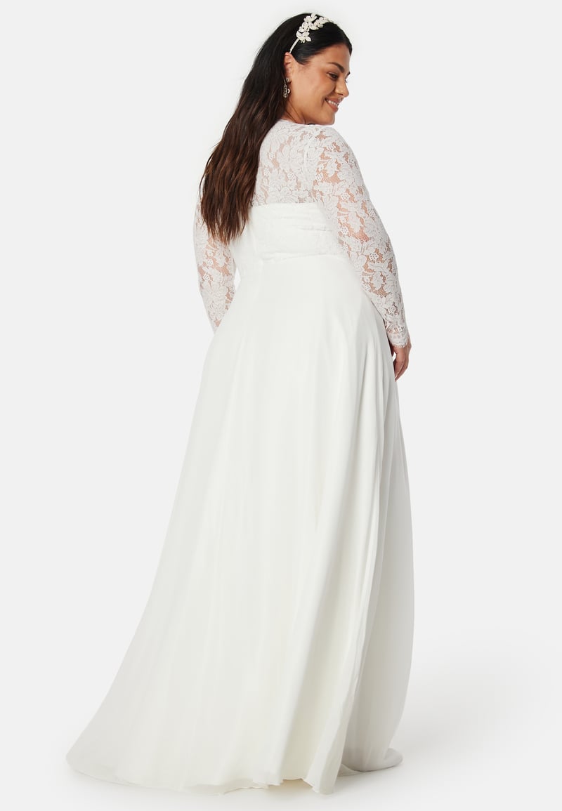 Bubbleroom Occasion Scallop V-Neck Lace Gown