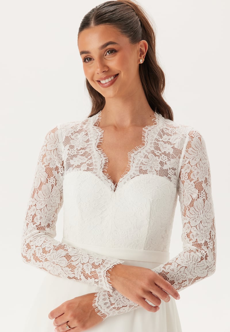 Bubbleroom Occasion  Scallop V-Neck Lace Gown