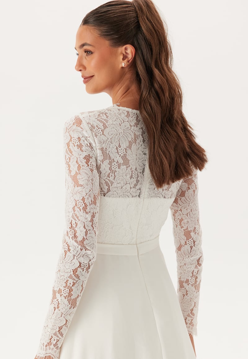 Bubbleroom Occasion  Scallop V-Neck Lace Gown