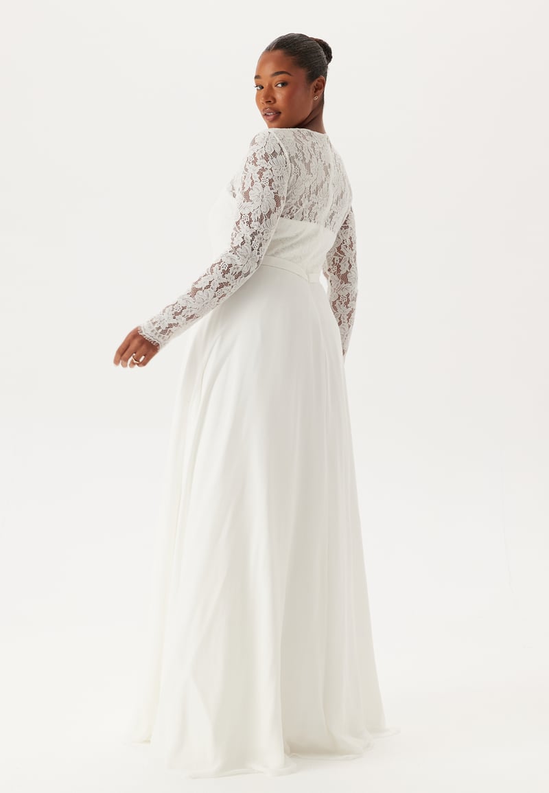Bubbleroom Occasion  Scallop V-Neck Lace Gown