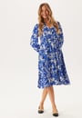 onlmilana-7-8-dress-surf-the-web-aop-white-flower