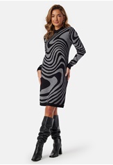 ray-l-s-knit-dress-aop-black-pattern-medium-grey-me