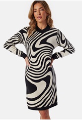 ray-l-s-knit-dress-aop-black-pattern-sandshell-zebra