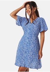 onlevida-s-s-short-dress-nebulas-blue-aop-hanna-flower