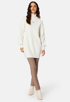 Calvin Klein Jeans Badge Loose Sweater Dress YBI Ivory bubbleroom.se
