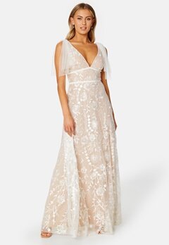Goddiva Embroidered Lace Flutter Maxi Dress White bubbleroom.se