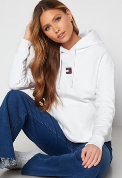 TOMMY JEANS Center Badge Hoodie YBR White bubbleroom.se