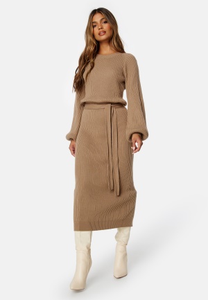 Läs mer om BUBBLEROOM Amira Knitted Dress Light brown XS