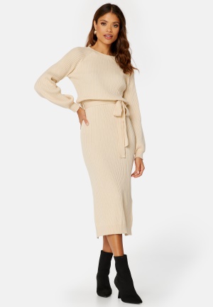 Läs mer om BUBBLEROOM Amira Knitted Dress Light beige XL