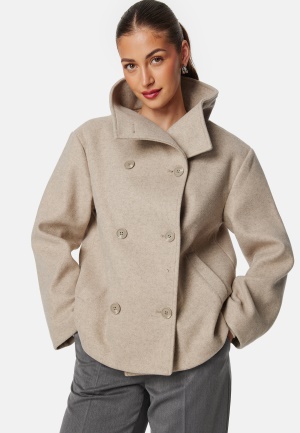 Läs mer om BUBBLEROOM Ava High Neck Short Coat Light beige 40