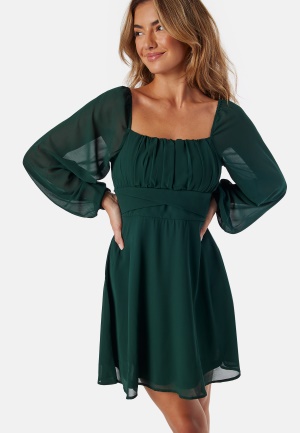 Läs mer om BUBBLEROOM Square Neck L/S Georgette Dress Dark green 34