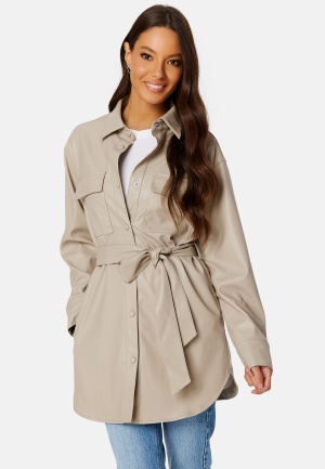 Läs mer om BUBBLEROOM Connie PU Schacket Light beige XS