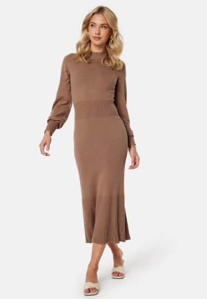 Läs mer om BUBBLEROOM Elora Fine Knitted Dress Light brown M