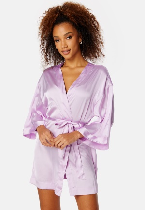 Läs mer om BUBBLEROOM Fiora kimono robe Lavender 40/42