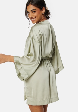 Läs mer om BUBBLEROOM Fiora kimono robe Dusty green 40/42