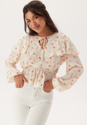 Läs mer om BUBBLEROOM Flounce Blouse Offwhite/Floral L