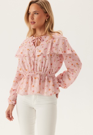 Läs mer om BUBBLEROOM Flounce Blouse Pink/Floral L