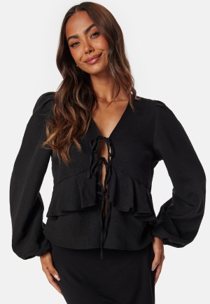 Läs mer om BUBBLEROOM Frill Blouse Black S