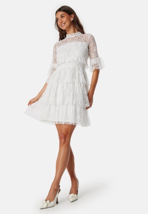 Läs mer om BUBBLEROOM Frill Lace Dress White 46