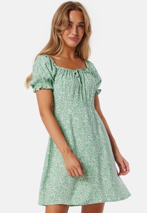 Läs mer om BUBBLEROOM Front Tie Short Dress Green/Patterned M