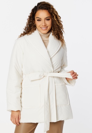 Läs mer om BUBBLEROOM Hedda Short Padded Coat Winter white XL