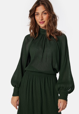 Läs mer om BUBBLEROOM High Collar Structured Blouse Dark green XL