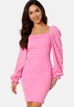 Läs mer om BUBBLEROOM Jayla smock dress Pink XL