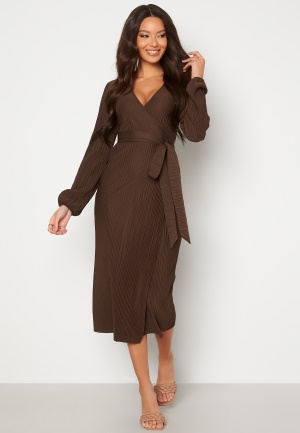 Läs mer om BUBBLEROOM Jolie wrap dress Brown XL