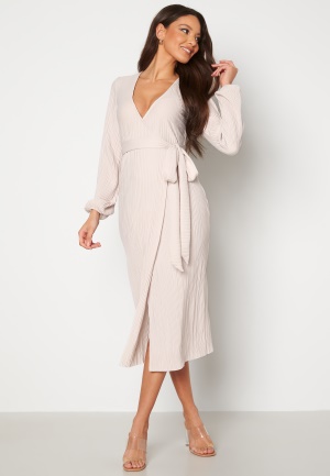 Läs mer om BUBBLEROOM Jolie wrap dress Light beige XL