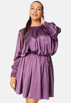 Läs mer om BUBBLEROOM Klara Satin Dress Dark purple XL