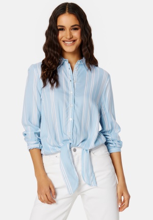 Läs mer om BUBBLEROOM Leona knot shirt Light blue / Offwhite L