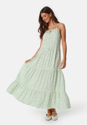 Läs mer om BUBBLEROOM Viscose Strap dress Green/Patterned XS