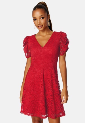Läs mer om BUBBLEROOM Mirjam Lace Dress Red 54