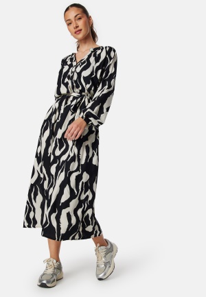 Läs mer om BUBBLEROOM V-neck Viscose L/S Dress Patterned 3XL