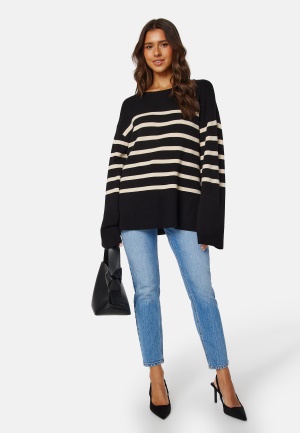 Läs mer om BUBBLEROOM Nemy Striped Sweater Black / Striped S