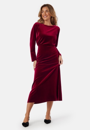 Läs mer om Bubbleroom Occasion Bow Velvet Midi Dress Dark red XS