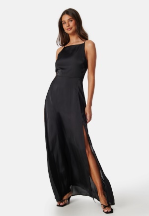 Läs mer om Bubbleroom Occasion Drapy-Back Slit Satin Gown Black 34