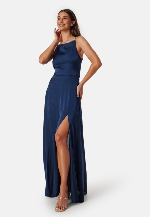 Läs mer om Bubbleroom Occasion Drapy-Back Slit Satin Gown Navy 34