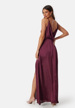 Läs mer om Bubbleroom Occasion Drapy-Back Slit Satin Gown Wine-red 34