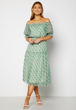 Läs mer om Bubbleroom Occasion Freeda Printed off Shoulder Dress Green / Floral XL