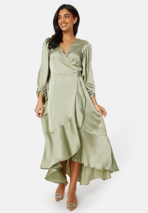 Läs mer om Bubbleroom Occasion Gilda Satin Wrap Dress Olive green L