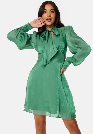 Läs mer om Bubbleroom Occasion Kelsey Bow Dress Green 36