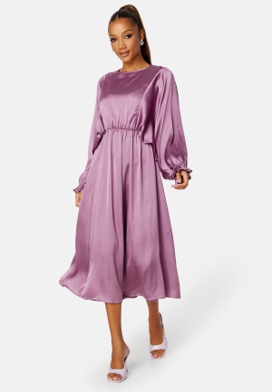Läs mer om Bubbleroom Occasion Khrista Satin Dress Dark purple M