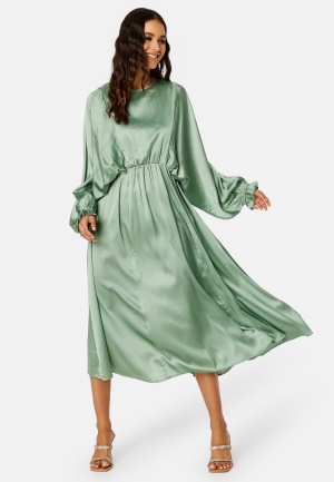 Läs mer om Bubbleroom Occasion Khrista Satin Dress Green 2XL