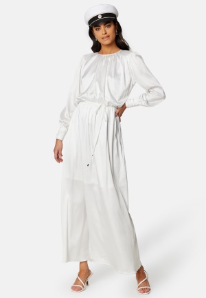 Läs mer om Bubbleroom Occasion Klara Satin Maxi Dress White 3XL