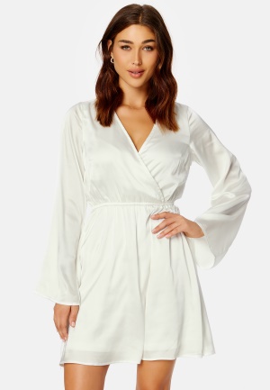 Läs mer om Bubbleroom Occasion Malique Satin Dress White XL