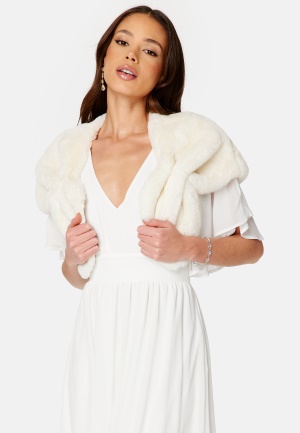 Läs mer om Bubbleroom Occasion Margot Faux Fur Cover Up White S/M